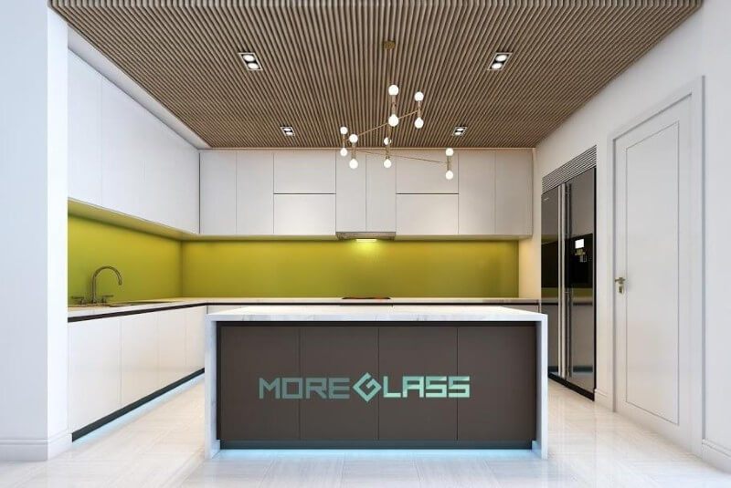 Moreglass gợi ý cho bạn mẫu kính ốp bếp màu cốm vàng MG-018 lạ mắt, độc đáo cho gian bếp chung cư, nhà phố